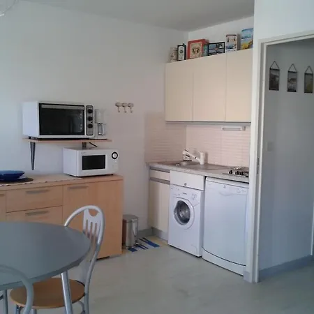 100m De La Et Des Commerces Apartman