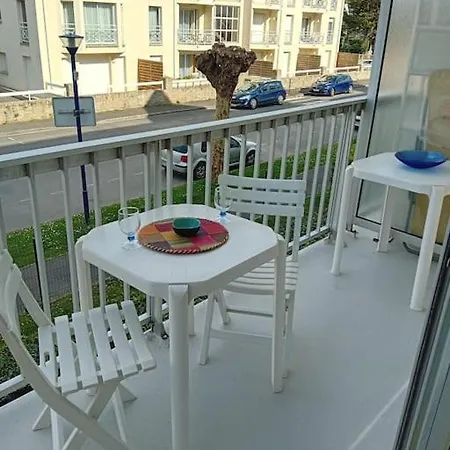 100m De La Et Des Commerces