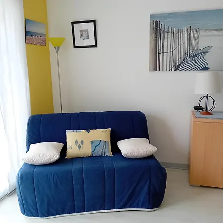 100m De La Et Des Commerces Apartman *