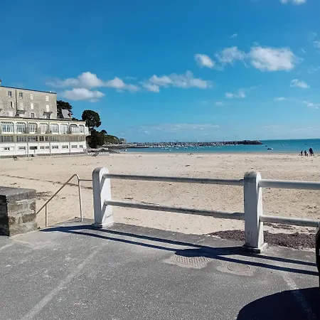 100m De La Et Des Commerces Apartman