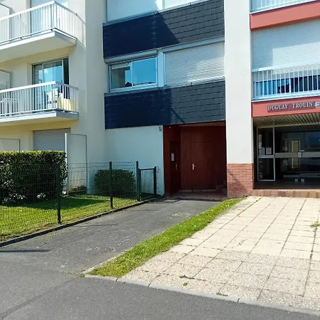 100m De La Et Des Commerces *